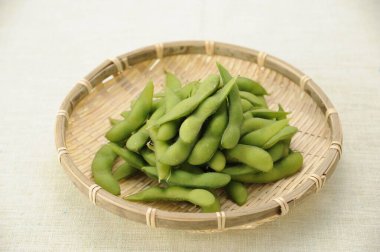 Bambu kasesinde taze yeşil organik fasulyeler.