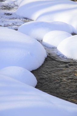 Arkaplan için güzel karlı manzaranın manzaralı görüntüsü