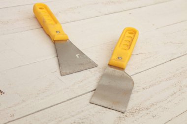 Ahşap masadaki inşaat aletleri seti, yakın plan.   