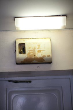 Tavandaki basit lambanın görüntüsünü kapat