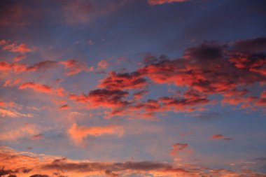 Güzel günbatımı görüntüsü Küçük bulutlu gökyüzü