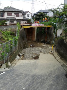 Evlerin yakınındaki demiryolunun altından geçen dar beton tünel.