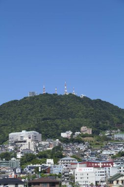 Japon şehrinin caddesindeki modern binaların gündüz görüşü 