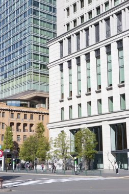 Japon şehrindeki modern ofis binasının alt manzarası  