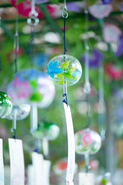 Geleneksel Japon cam çanlarının yakın çekim görüntüsü                                   