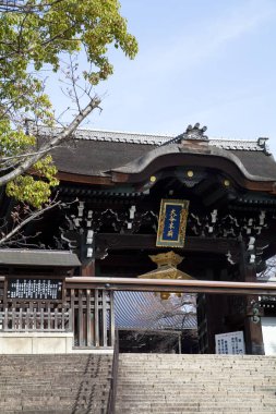 Güzel antik Japon tapınağının manzaralı görüntüsü.