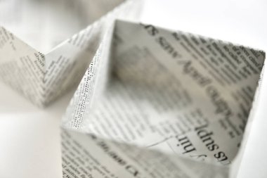 beyaz arkaplanda gazeteden yapılmış karton kutu