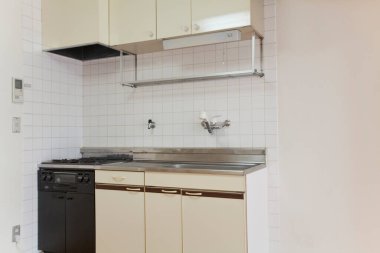 Modern mutfak dolapları soba lavabosu ve fayanslı duvarlar