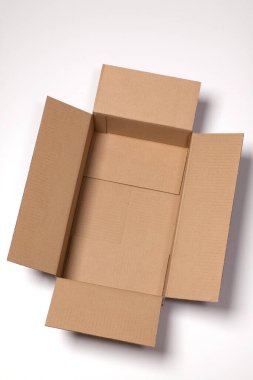 Beyaz arkaplanda karton kutu izole