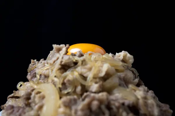 用米饭和蛋黄煮熟的牛肉碗 — 图库照片