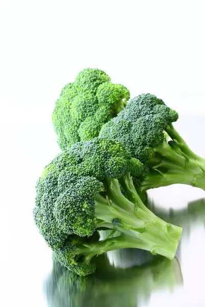 Broccoli Freschi Isolati Fondo — Foto Stock