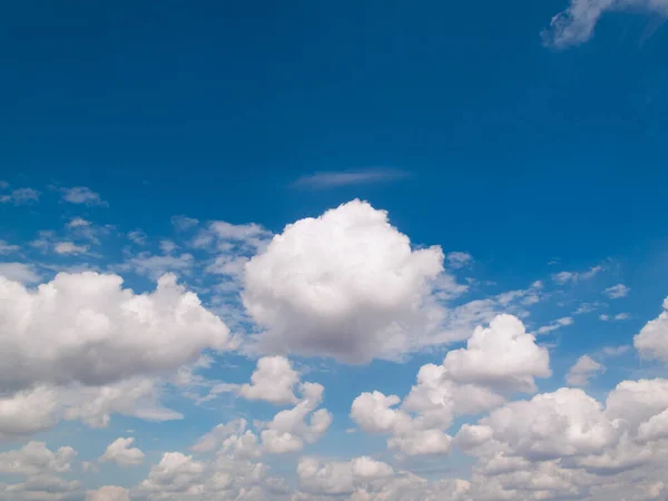 Blå Himmel Med Hvite Skyer Naturlig Bakgrunn – stockfoto