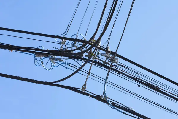 Gökyüzündeki Elektrik Kabloları — Stok fotoğraf