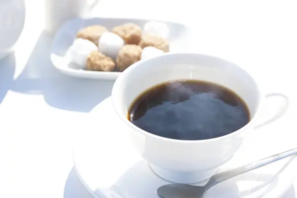 Reggeli Kávé Cukorral Cukorkával Asztalon — Stock Fotó
