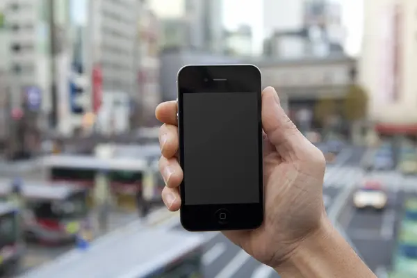 Ritagliato Colpo Persona Possesso Smartphone Con Schermo Vuoto Sfondo Urbano — Foto Stock