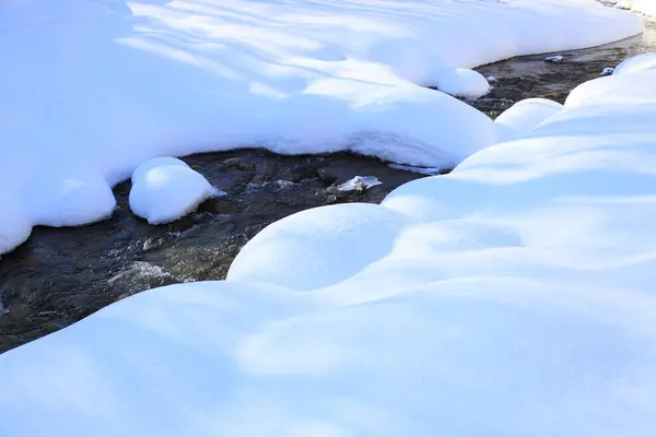 Зимой Покрытая Снегом Река — стоковое фото