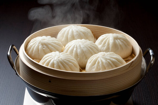 вкусный китайский дим-сам пельмени в бамбуковом пароходе