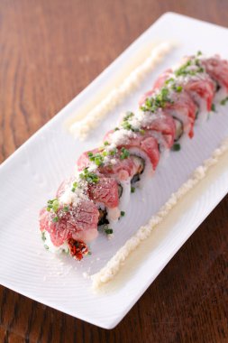 Beyaz bir tabakta suşi rulo yakın görünüm