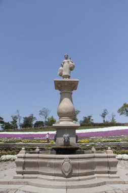 Summer Park 'taki heykel. Sanat Nesnesiyle Japon Bahçesi Gündüz Görünümü 