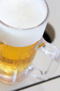 Masada köpüklü bir bardak bira.