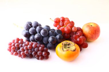 Beyaz arka plan üzerinde izole taze meyve