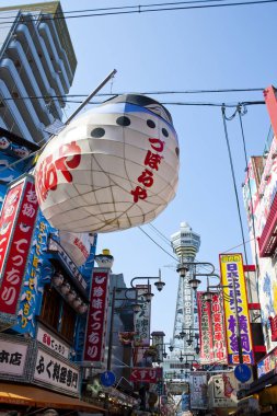 Japon şehrinin caddesindeki modern binaların gündüz görüşü 