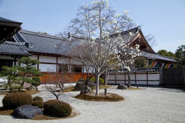 Güzel antik Japon tapınağının manzaralı görüntüsü.