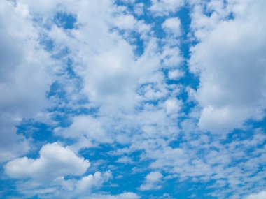 Bulutlu mavi gökyüzü. Doğal arkaplan 