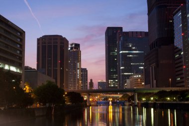 şehir arkaplan görüntüsü, gece ışıklandırmalı şehir manzarası 