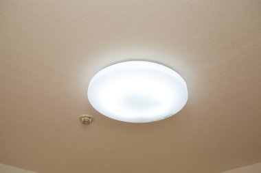 Tavanda lamba var. Görüntüyü kapat. 