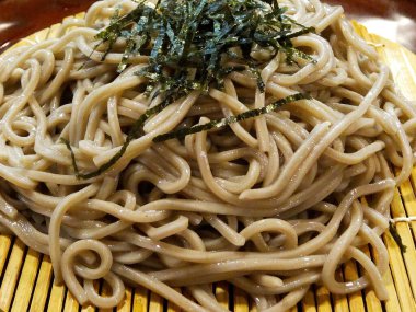 Arka planda yosun olan Japon erişteleri, yakın plan.