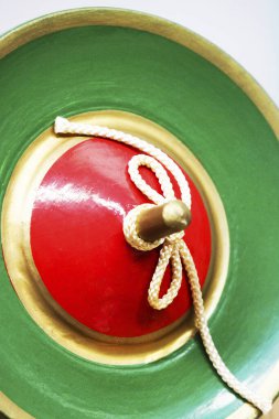 İp ve altın detaylı renkli yuvarlak dekoratif nesne