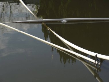 Sakin su borularıyla rıhtım yapısına yakın çekim