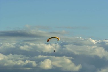 Bulutların üzerinde uçan paraglider