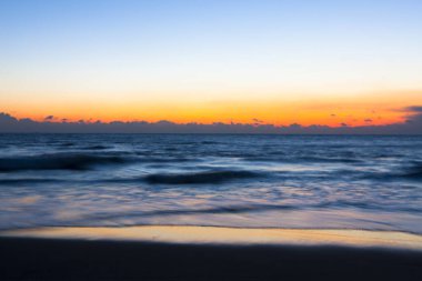 Deniz üzerinde güzel, parlak gün batımı. Doğa, seyahat arka planı