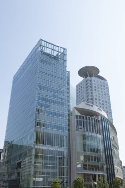 Canlı şehir manzarasının üzerinde yükselen modern binalar