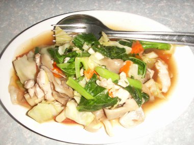 Sebzeli ve baharatlı kızarmış tavuk.