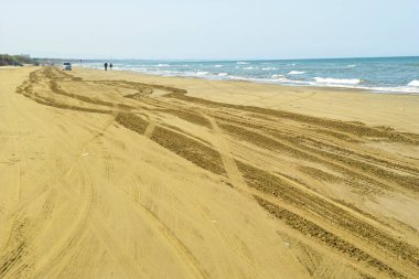 Kumsalda ve denizde kum