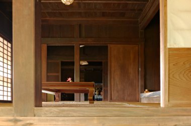 İç manzara ahşap mimariyi ve geleneksel mobilyaları gösteriyor