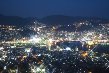 Şehrin gece manzarası