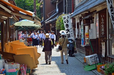 Canlı bir pazar caddesinde yürüyorum