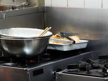 Sandviç ızgarasının yanında hamuru karıştırıyorum.