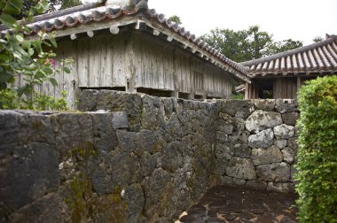 Bahçe bölgesindeki geleneksel binayı çevreleyen taş duvar
