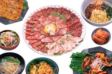 Çorba kolajı, fermente edilmiş sebzeler ve küçük tabaklarda servis edilen et dilimleri. Japon yemeği.