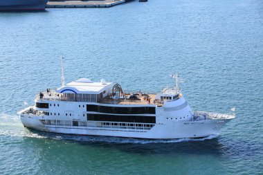 Deniz suyundaki geminin manzarası