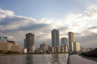 Gündüz vakti Tokyo şehrinin silueti 