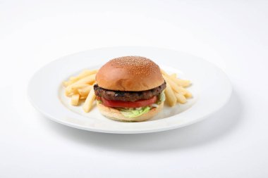 Patates kızartmalı hamburger.