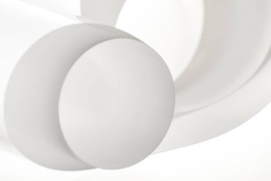 Soyut beyaz kağıt ruloları eğriler oluşturur