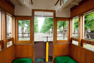 Şehrin eski tramvayı.