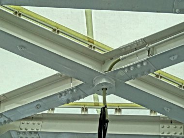 Beyaz tavanlı metal havalandırma sistemi